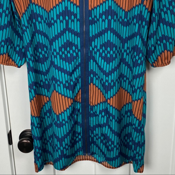 Buttons geometric medium exposed back zip dress - Picture 5 of 8